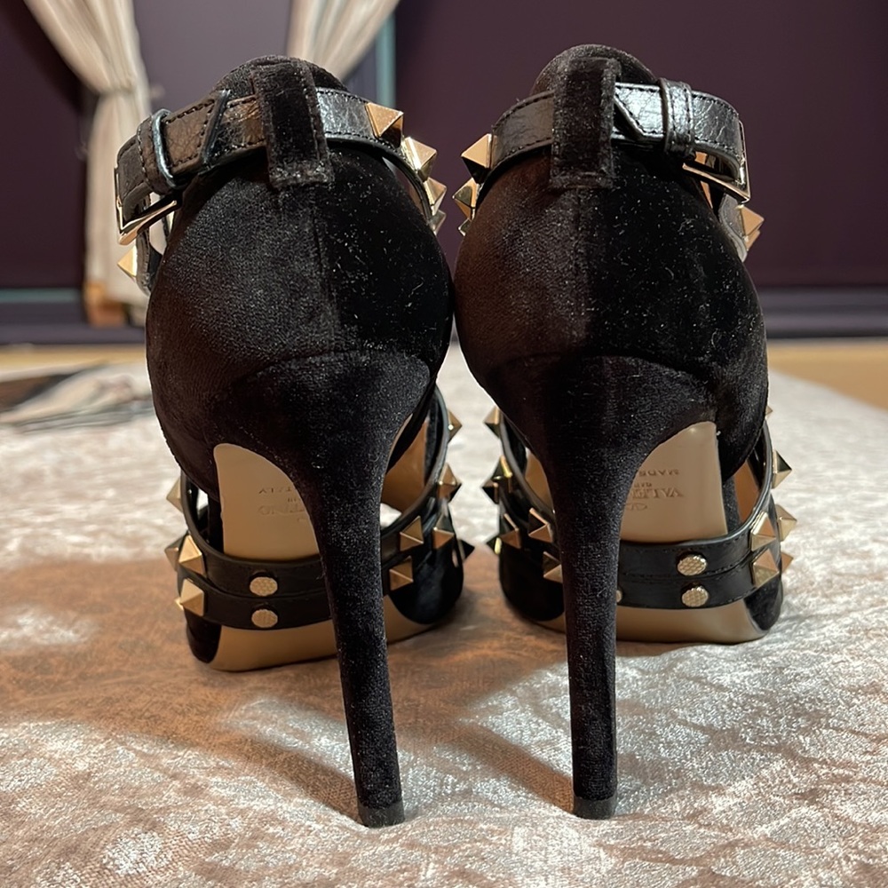 Gorgeous Black Velvet Valentino Rockstud Peep Toe Heels Size 36 - Picture 3 of 8